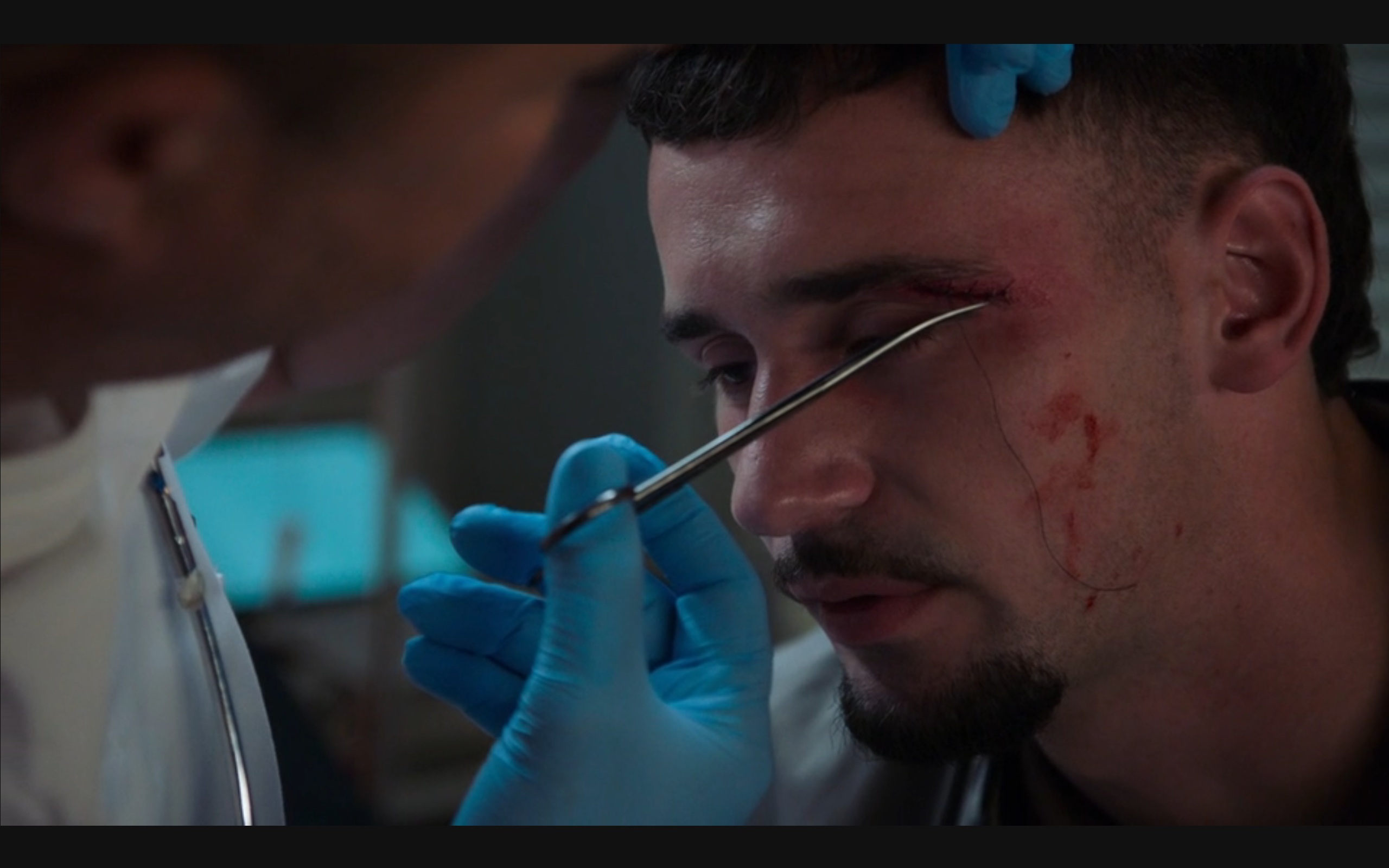 Troj liegt over zijn verwondingen